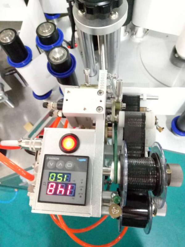 찾는 장치와 코딩 기계를 가진 자동적 인 Doubel 옆 스티커 레테르를 붙이는 기계를 레테르를 붙이십시오