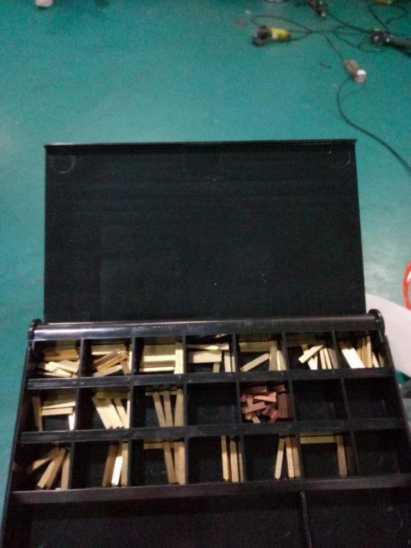 찾는 장치와 코딩 기계를 가진 자동적 인 Doubel 옆 스티커 레테르를 붙이는 기계를 레테르를 붙이십시오