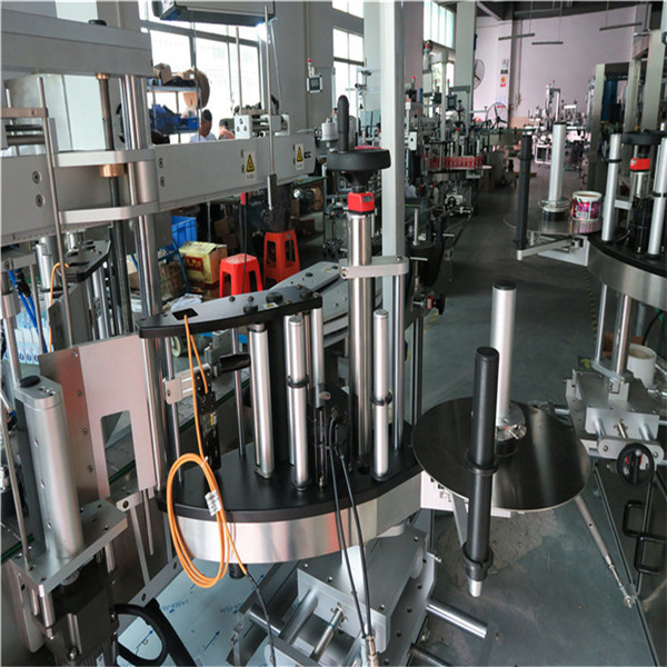 플라스틱 / 유리 병 두 배 옆 레테르를 붙이는 기계, 정연한 병 라벨 붙이는 사람