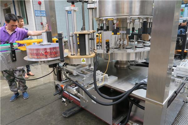 세륨 날개가 달린 회전하는 스티커 레테르를 붙이는 기계 단 하나 가득 차있는 자동적 인 병