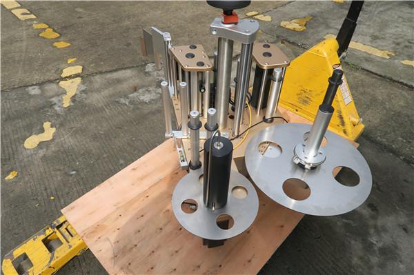 회전 접시 레테르를 붙이는 기계 체계를 가진 둥근 병 회전하는 라벨러