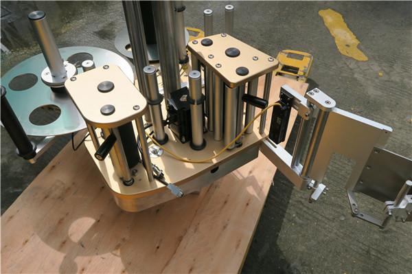 회전 기능을 가진 고속 회전하는 스티커 레테르를 붙이는 기계
