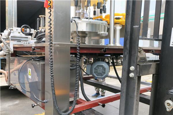 둥근 병 회전하는 스티커 레테르를 붙이는 기계 장비 간격 ≥ 30mm