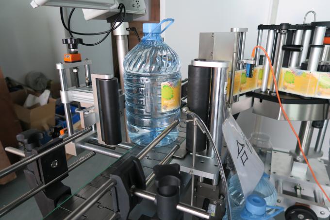 5L 식용 수 둥근 병 스티커 레테르를 붙이는 기계, 기계 장치를 찌르는 자동 접착 상표