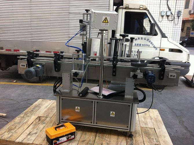 adhesvie 상표를위한 높은 정밀도 이중 상표 둥근 병 스티커 레테르를 붙이는 기계