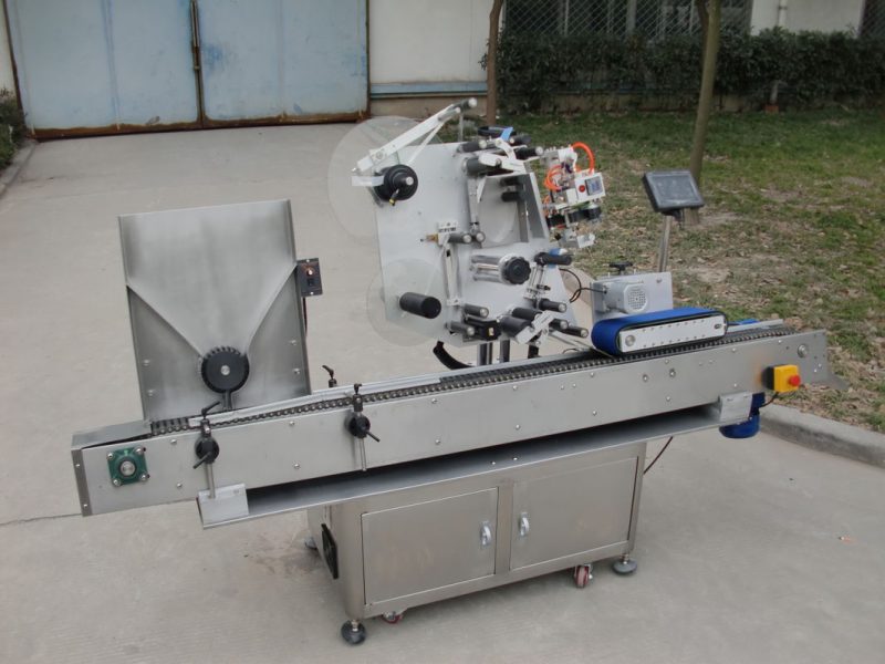 중국 컨베이어 모터 HY 상표 작은 유리 병 레테르를 붙이는 기계, 전자 공학을위한 7 번째 건전지 상표 스티커 기계 협력 업체