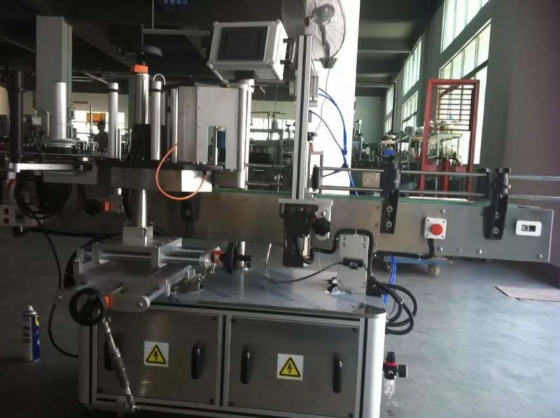 중국 과일 / 야채 주스 음료 기업을위한 둥근 병 스티커 레테르를 붙이는 기계 협력 업체