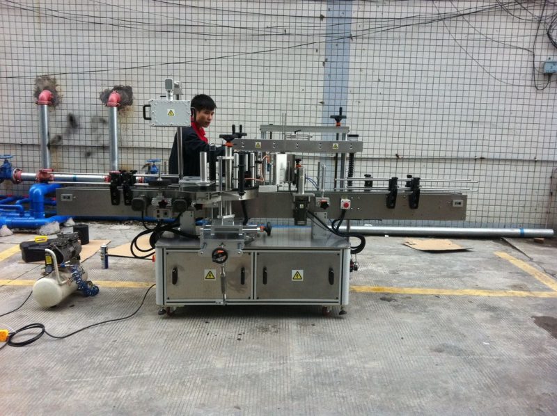 중국 애완 동물 병을위한 가득 차있는 자동적 인 접착 성 둥근 병 레테르를 붙이는 기계 앞뒤로 협력 업체